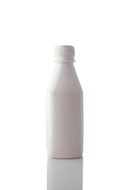 Beyaz plastik şişe temiz beyaz bir arkaplanda izole edilmiş, yansımalı..
