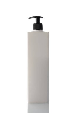 Beyaz plastik şişe duş jeli ya da temiz beyaz arka planda izole edilmiş sıvı sabun..