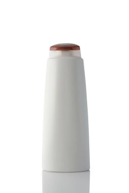 Beyaz plastik şampuan ya da duş jeli temiz beyaz bir arkaplanda, yansımalı..