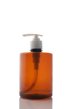 Beyaz bir arka planda, şişesinde şeker kutusu olan sıvı sabun..