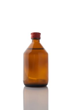 Beyaz arka planda izole edilmiş cam alkol kavanozu, kırmızı başlık.