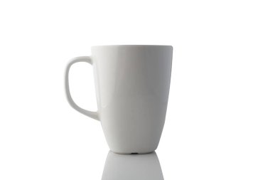 Beyaz arkaplanda izole edilmiş beyaz kupa.