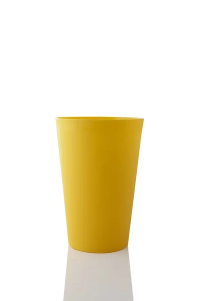 白い背景に隔離されたプラスチックイエローカップ — ストック写真