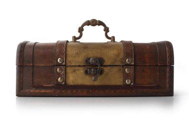 Küçük tahta sandık beyaz arka planda izole edilmiş..