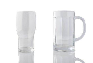 Bira bardağı ve bardak boş, saydam, beyaz arkaplanda izole..