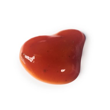 Kırmızı sos ya da ketçap damlası beyaz arka planda izole edilmiş, yakın plan makro..