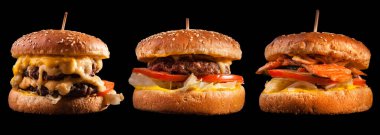 Burgerler siyah arka planda izole edilmiş. Restoran menüsü için hamburger, çizburger ve balık burger..