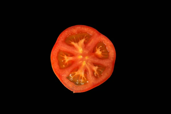 Rebanada Tomate Corte Redondo Forma Aislada Sobre Fondo Negro — Foto de Stock