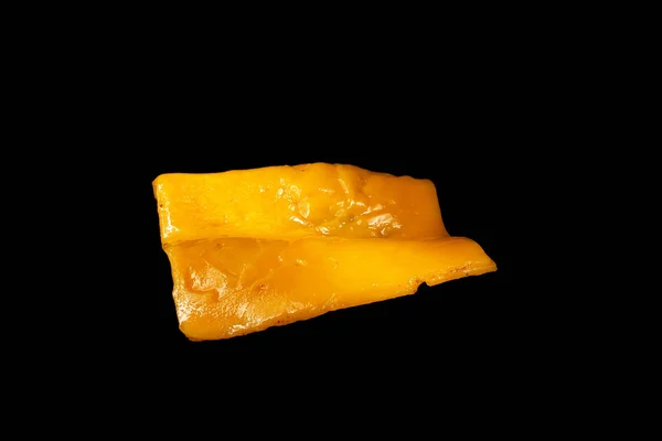 Scheibe Cheddar Käse Isoliert Auf Schwarzem Hintergrund Fliegende Vorbereitete Zutat — Stockfoto