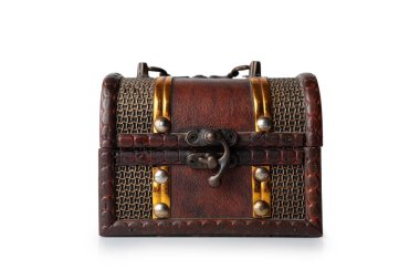 Küçük tahta sandık beyaz arka planda izole edilmiş..