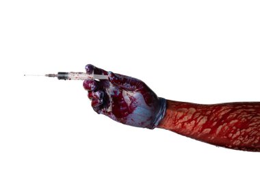 Tıbbi eldivenlerdeki kanlı el şırıngayı tutuyor ve beyaz arka planda izole bir iğne yapıyor..