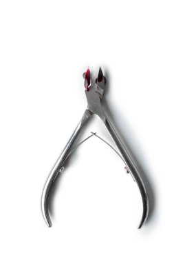 Beyaz arka planda kanlı tırnak pensesi var..