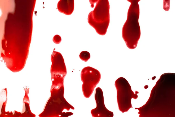 在白色背景上隔离的血滴和滴水 — 图库照片