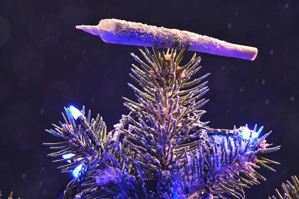 Noel ağacı şeklinde bir Noel oyuncağıyla marihuana dolu bir Noel ağacı..