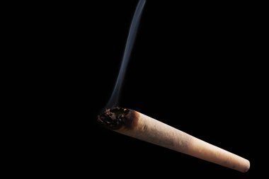 Siyah arka planda izole edilmiş marihuana yakın çekim makrosu ile el yapımı jamb..