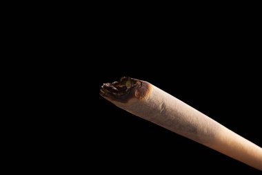 Siyah arka planda izole edilmiş marihuana yakın çekim makrosu ile el yapımı jamb..