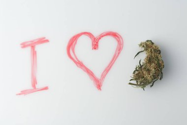 Marihuana kültürü kavramına bayılıyorum. Kenevir tomurcuğu ve keçeli kalem tahtasında çizilmiş kalp.