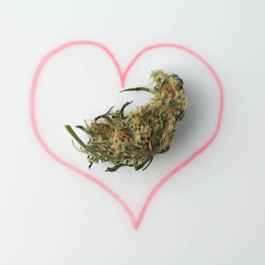 Marihuana kültürü kavramına bayılıyorum. Kenevir tomurcuğu ve keçeli kalem tahtasında çizilmiş kalp.