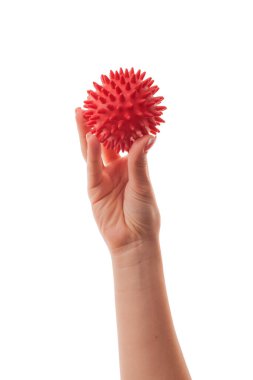 Beyaz arka planda virüsü tutan genç bir kadın. Gençlerde koronavirüse bağışıklık kavramı.