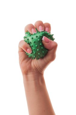 Beyaz arka planda virüsü tutan genç bir kadın. Gençlerde koronavirüse bağışıklık kavramı.