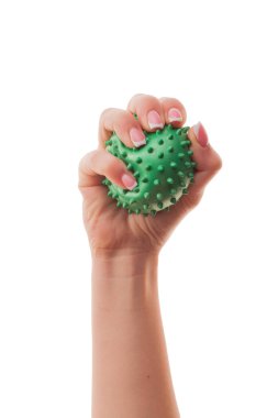 Beyaz arka planda virüsü tutan genç bir kadın. Gençlerde koronavirüse bağışıklık kavramı.