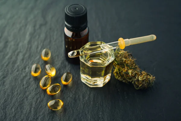 Cannabis Knospe Und Cbd Auf Dunklem Flach Liegendem Fotoprodukt Hanf — Stockfoto