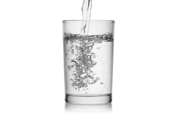 Stříkající Proud Vody Nalévá Skla Bublinami Izolovanými Bílém Pozadí Bez — Stock fotografie