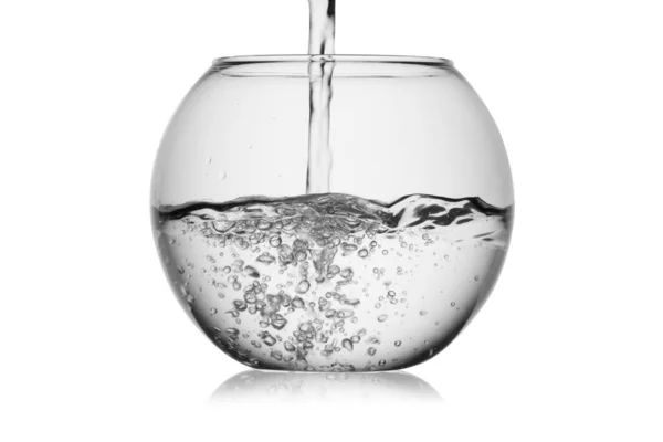 Sprash Proud Vody Nalévá Skleněné Akvárium Bublinami Izolované Bílém Pozadí — Stock fotografie