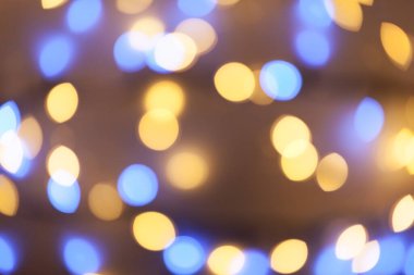 Şenlikli çelenk Bokeh arka planı çözüldü. Tebrik kartları ve kartpostallar için arka plan. Yuvarlak top. Yuvarlak bokeh ışığı.