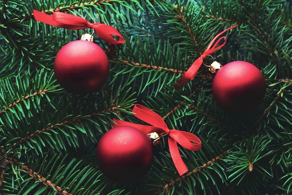 Neujahrsbaum Nahaufnahme Rote Weihnachtskugeln — Stockfoto