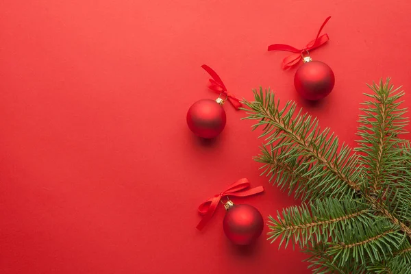 Kerst Achtergrond Rood Papier Takken Van Een Nieuwjaarsboom Met Ruimte — Stockfoto