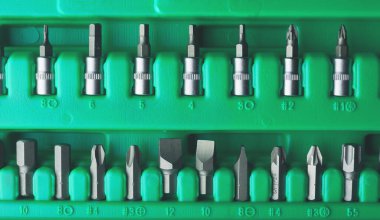 Mekanik Alet Seti ve Tamirci Alet Kutusu yakın çekim. Plastik Yeşil Depo Kutusu. Mekanik alet çantası. Araç Kutusu ile Araçlar.