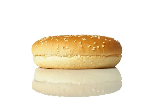 Beyaz Arka Planda Izole Edilmiş Susam Tohumlu Yuvarlak Hamburger Ekmeği — Stok fotoğraf