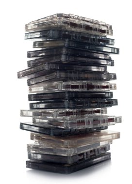 Müzik kasetleri koleksiyonu beyaz arkaplanda izole edildi.