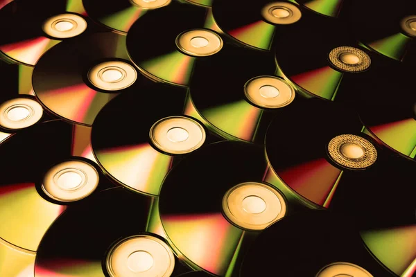 CD disklerinden şık bir arkaplan. Müzik ve teknoloji konsepti.