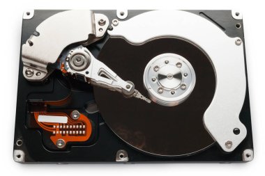 Disk sürücüsü beyaz arkaplanda izole edildi.
