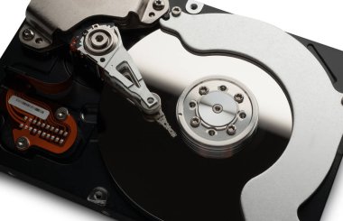 Disk sürücüsü beyaz arkaplanda izole edildi.
