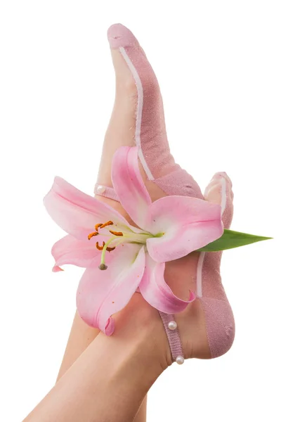 Samice Nóg Skarpetkach Pachnące Kwiatami Lilii Odizolowane Białym Tle — Zdjęcie stockowe