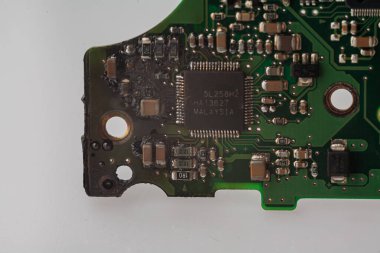 Mikro devre makrosu yeşil rengi kapatır. Teknoloji kavramı, bilgisayarların onarımı, akıllı telefonlar ve elektronik.
