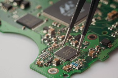 Mikro devre makrosu yeşil rengi kapatır. Teknoloji kavramı, bilgisayarların onarımı, akıllı telefonlar ve elektronik.