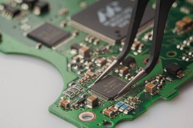 Mikro devre makrosu yeşil rengi kapatır. Teknoloji kavramı, bilgisayarların onarımı, akıllı telefonlar ve elektronik.