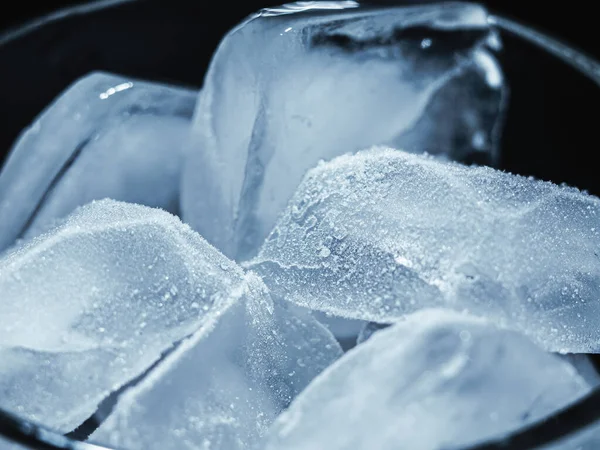 Glaçons Dans Verre Transparent Sur Fond Noir Foncé Gros Plan — Photo