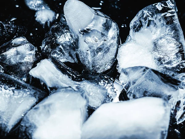 Cubos Hielo Sobre Fondo Negro Oscuro Primer Plano Mucho — Foto de Stock