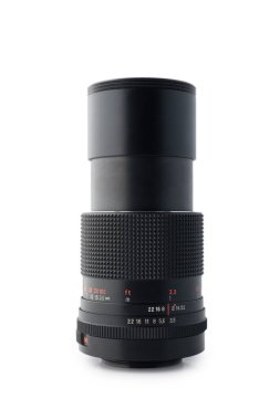 Beyaz arka planda izole edilmiş eski demir siyah lens. Kapüşonlu mercekler.