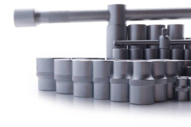 Onarım aracı beyaz arkaplanda izole edildi. Değiştirilebilir başlıklar.