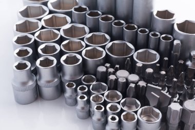 İngiliz anahtarı başlarından oluşan geniş bir set..