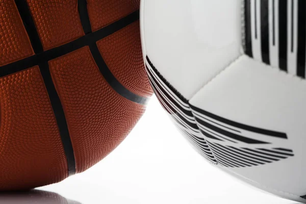 Una Pelota Fútbol Una Pelota Baloncesto Tocan Cerca — Foto de Stock