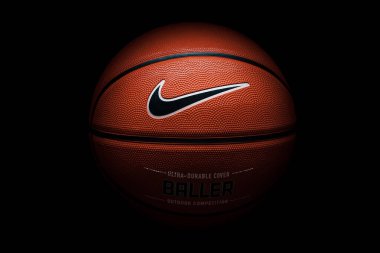 Nike marka, basketbol topu Nike Baller. Turuncu lastik top, ultra dayanıklı kapak, siyah arka planda yakın plan..