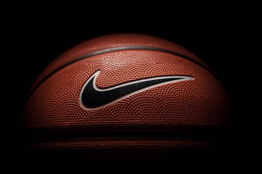 Nike marka, basketbol topu Nike Baller. Turuncu lastik top, ultra dayanıklı kapak, siyah arka planda yakın plan..