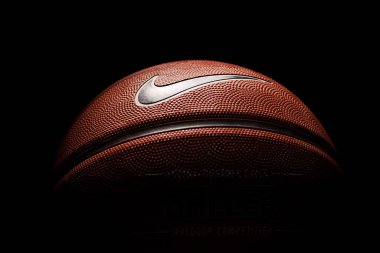 Nike marka, basketbol topu Nike Baller. Turuncu lastik top, ultra dayanıklı kapak, siyah arka planda yakın plan..